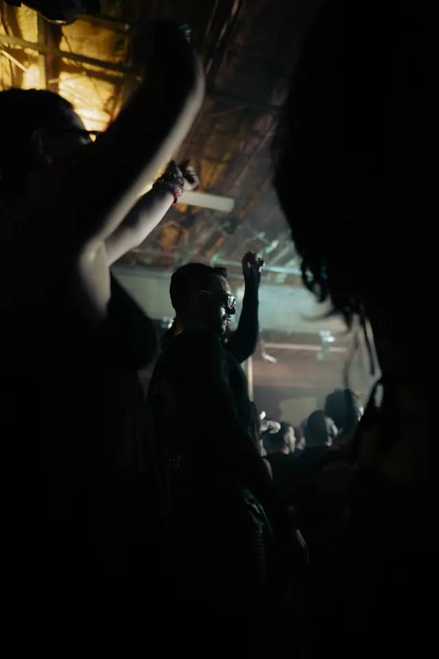 Brainwash crowd and DJ