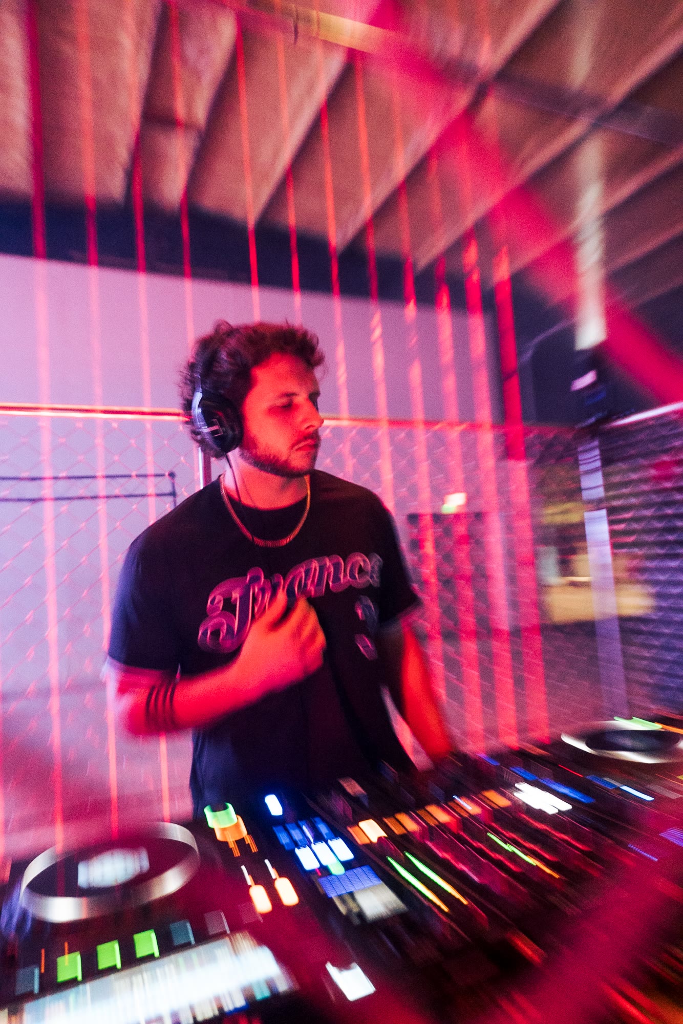 Brainwash crowd and DJ