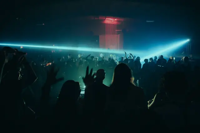 Brainwash crowd and DJ