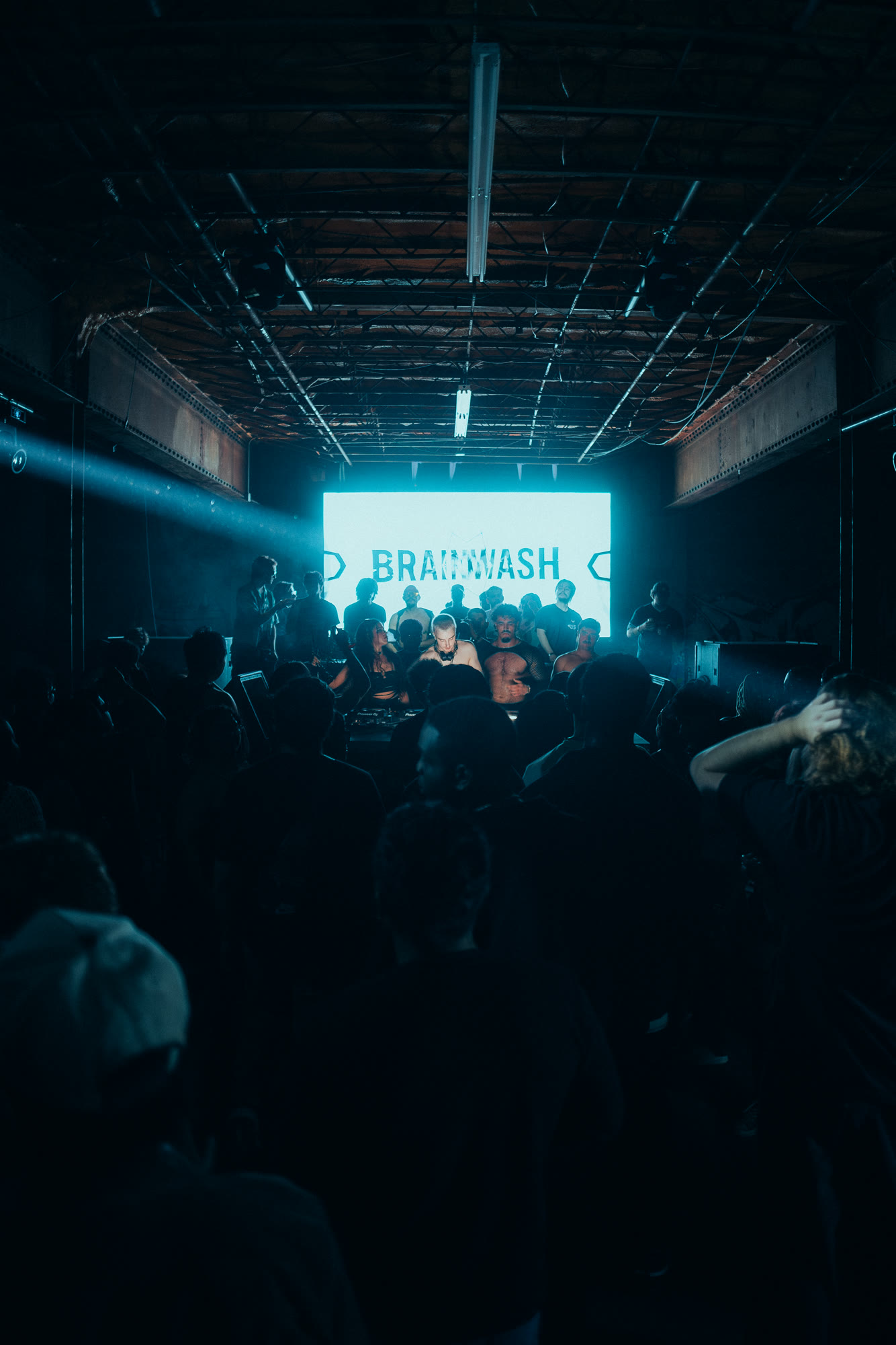 Brainwash crowd and DJ