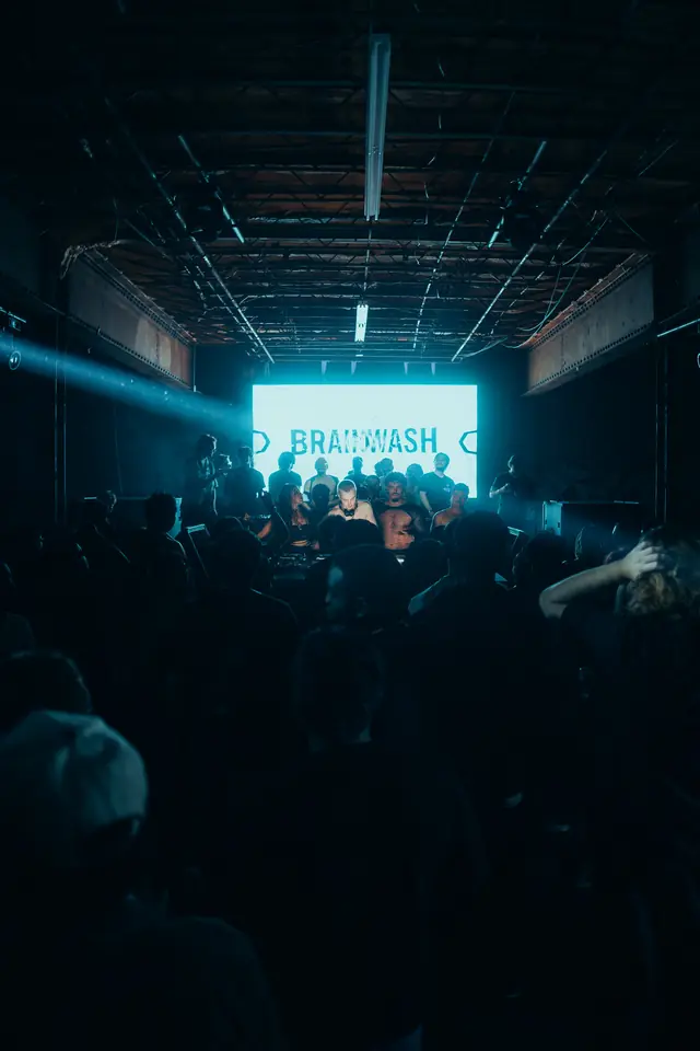 Brainwash crowd and DJ